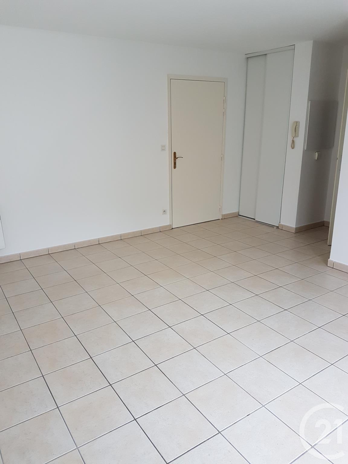 Appartement F2 à louer - 2 pièces - 45 m2 - LA FERTE GAUCHER - 77 - ILE-DE-FRANCE